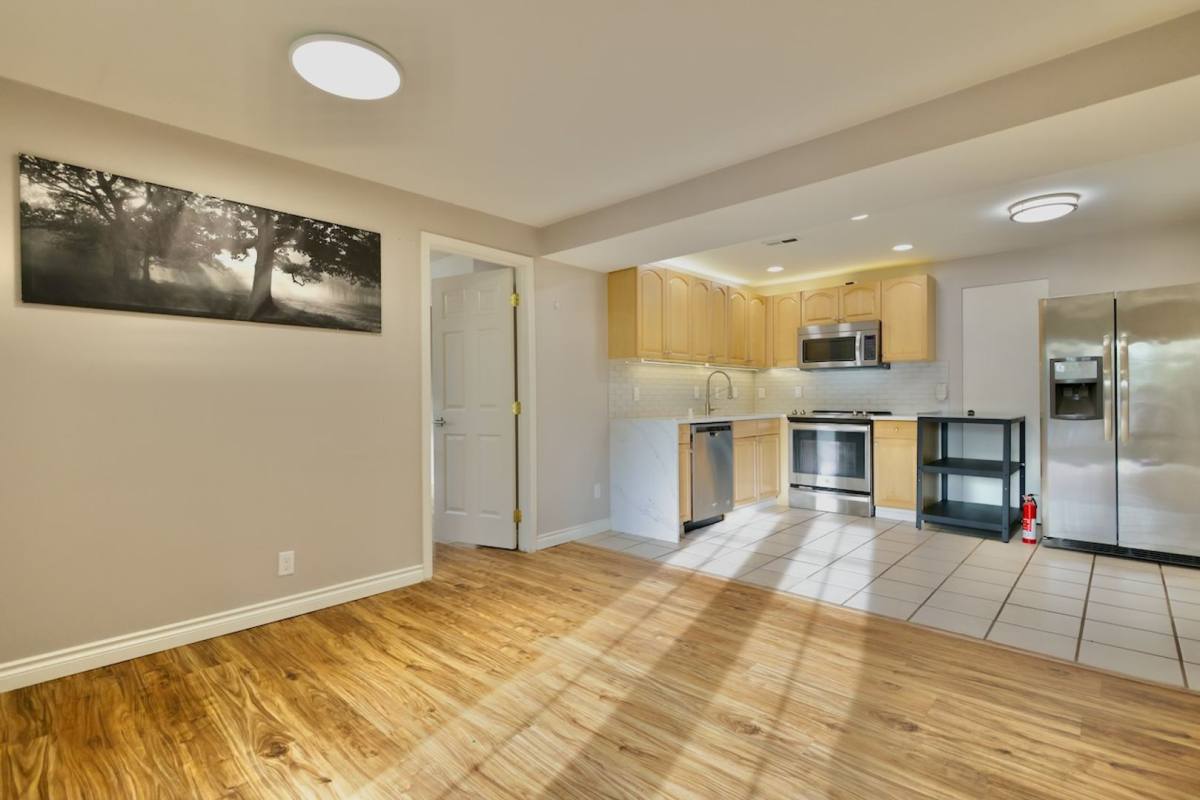 Townhouse for rent at 17305 Dayton Ave N, Seattle, WA 98133