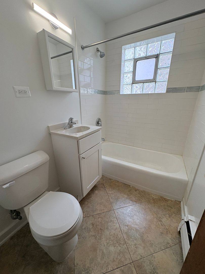 Apartment for rent at 17-19 N Waller Ave, Chicago, IL 60644