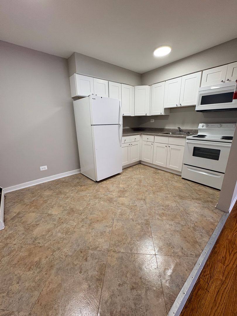 Apartment for rent at 17-19 N Waller Ave, Chicago, IL 60644