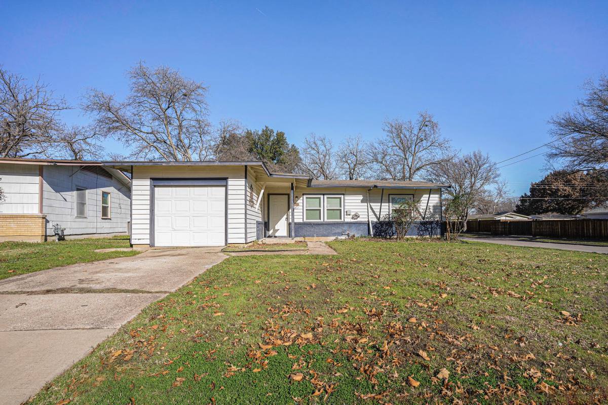 House for rent at 2009 Cloverdale St, Arlington, TX 76010