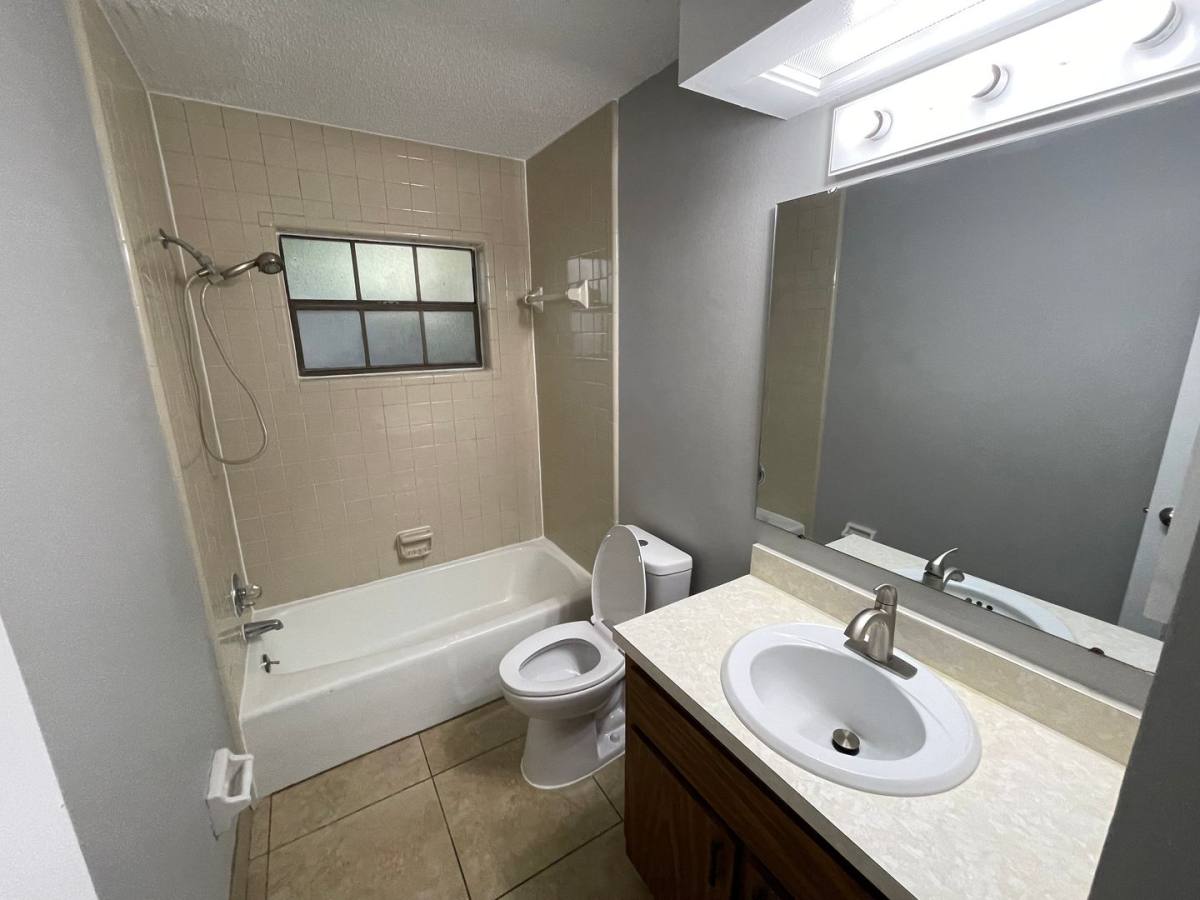 Apartment for rent at 406 & 408 N Clayton St, Mount Dora, FL 32757