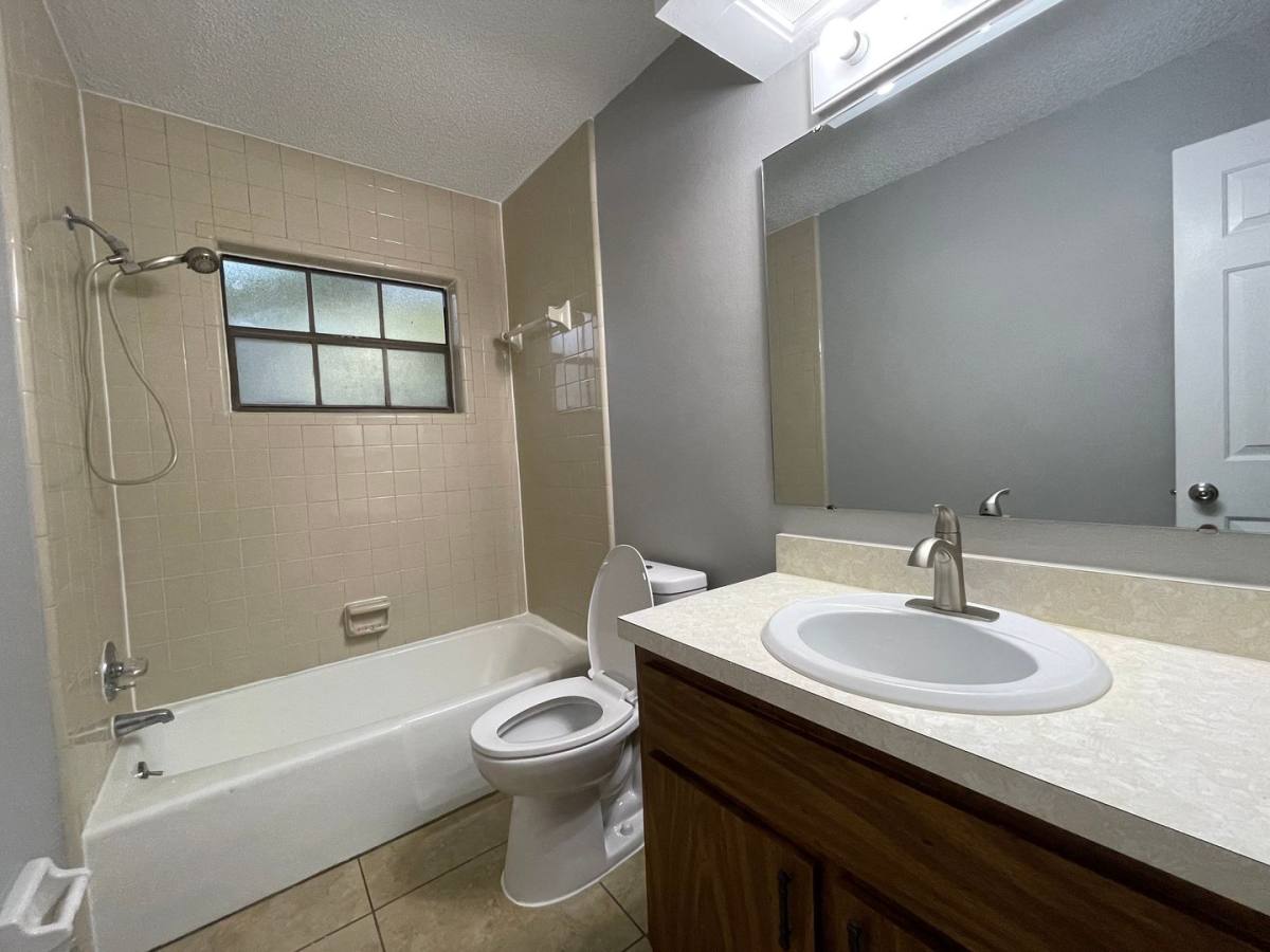 Apartment for rent at 406 & 408 N Clayton St, Mount Dora, FL 32757
