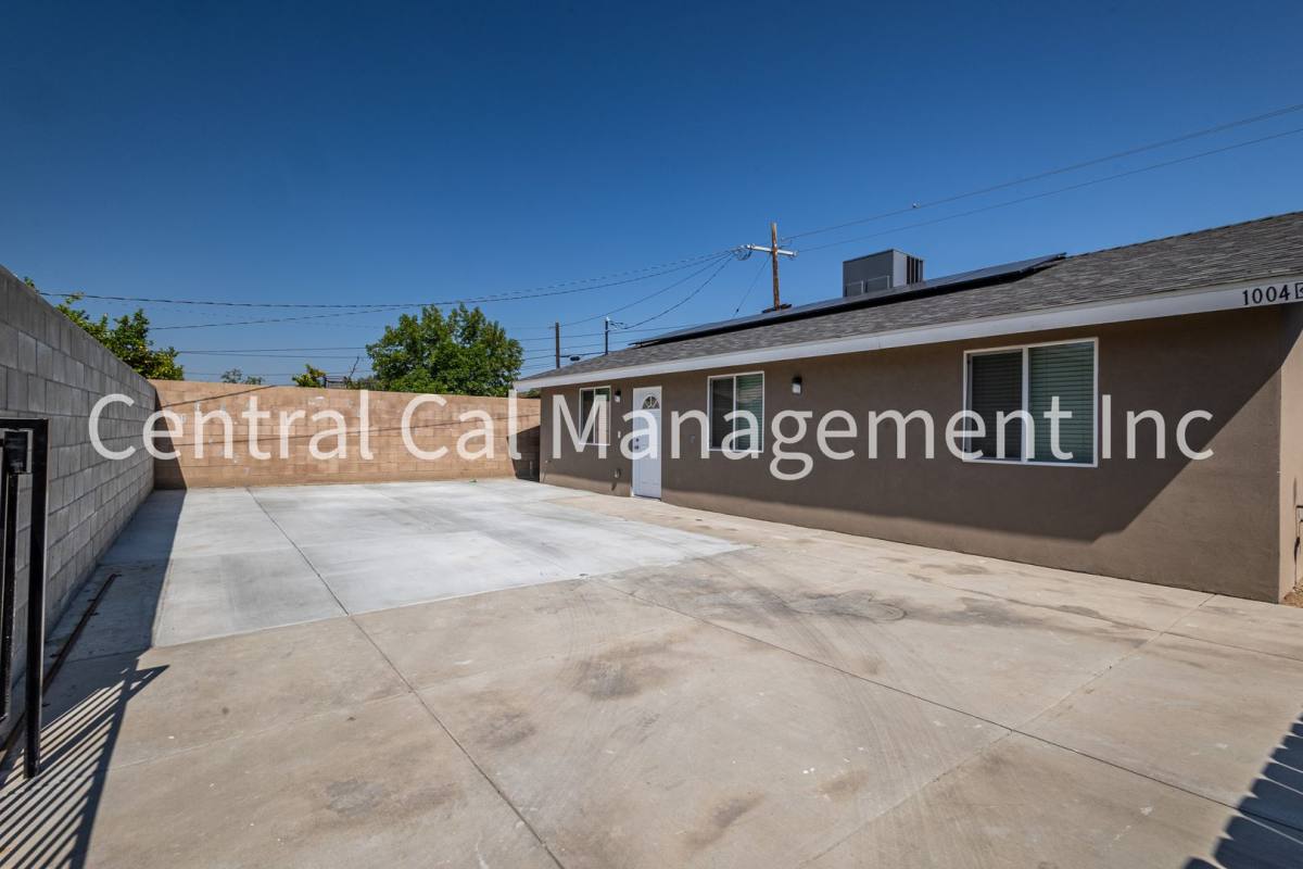 Apartment for rent at 1004 Padre St, Bakersfield, CA 93307