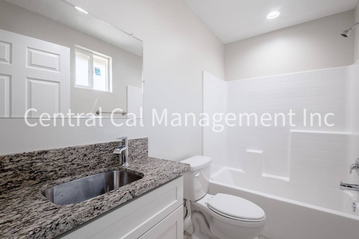 Apartment for rent at 1004 Padre St, Bakersfield, CA 93307