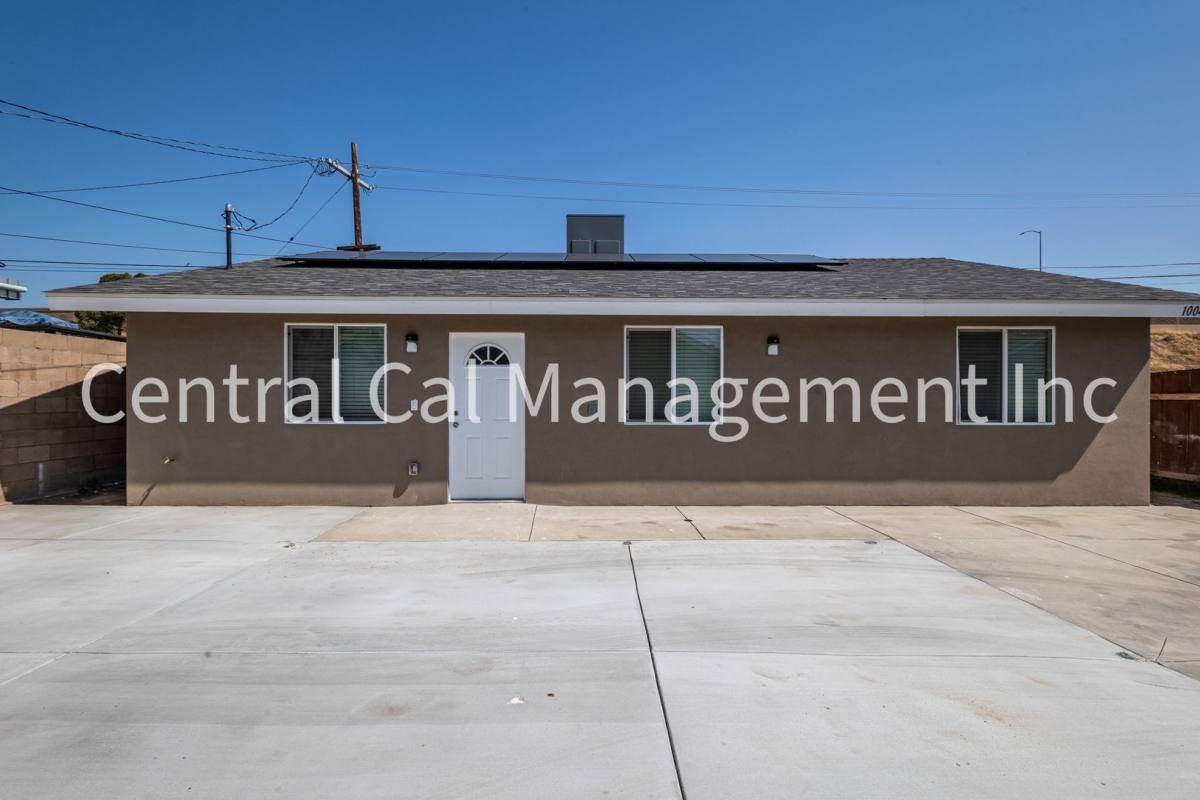 Apartment for rent at 1004 Padre St, Bakersfield, CA 93307
