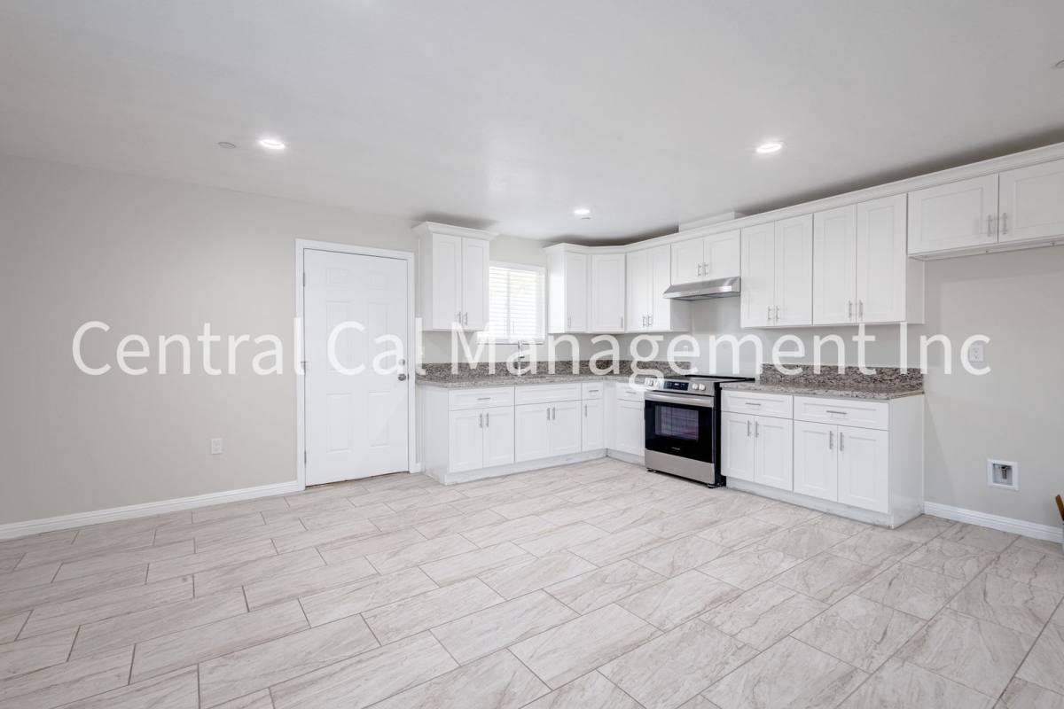 Apartment for rent at 1004 Padre St, Bakersfield, CA 93307