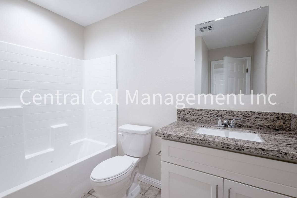 Apartment for rent at 1004 Padre St, Bakersfield, CA 93307