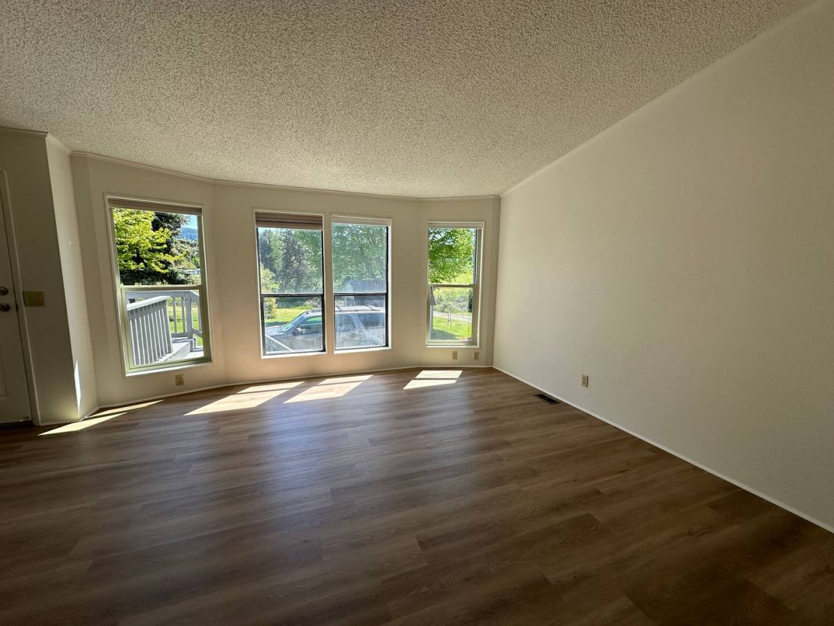 House for rent at 3817 Summit Dr, Hood River, OR 97031