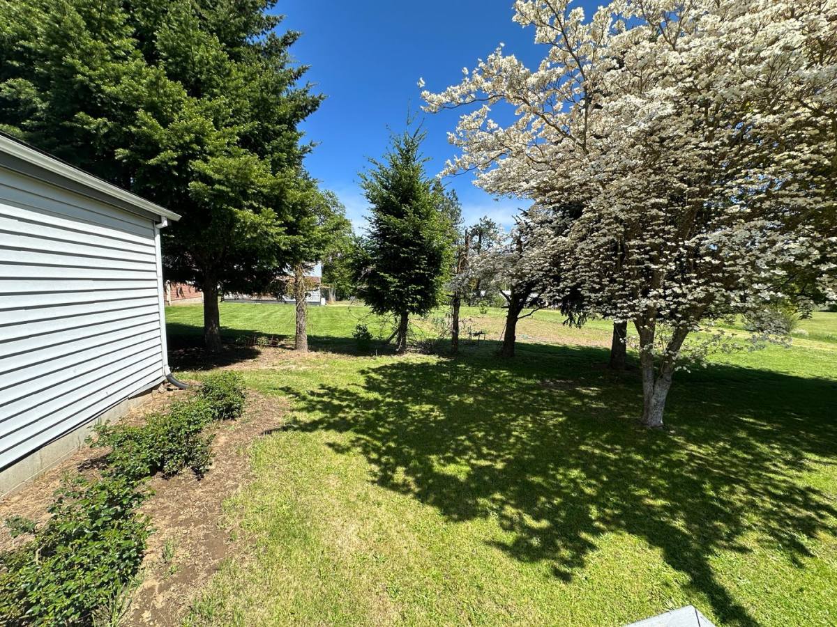 House for rent at 3817 Summit Dr, Hood River, OR 97031
