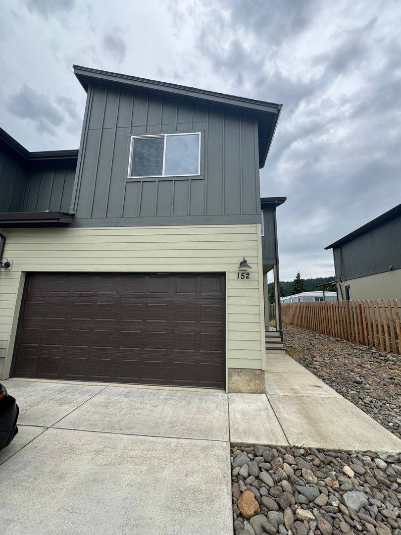 Townhouse for rent at 152 Allison Ave, Sutherlin, OR 97479