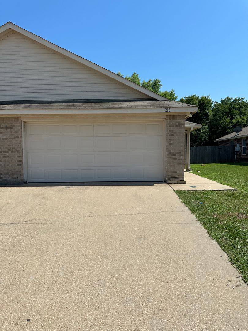Apartment for rent at 213-215 Robin, Crowley, TX 76036