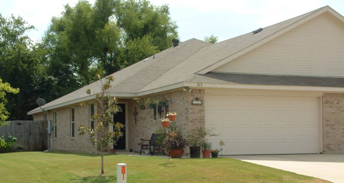 Apartment for rent at 213-215 Robin, Crowley, TX 76036