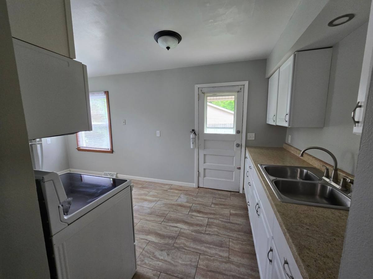 Apartment for rent at 913 Hillside Dr, Bettendorf, IA 52722