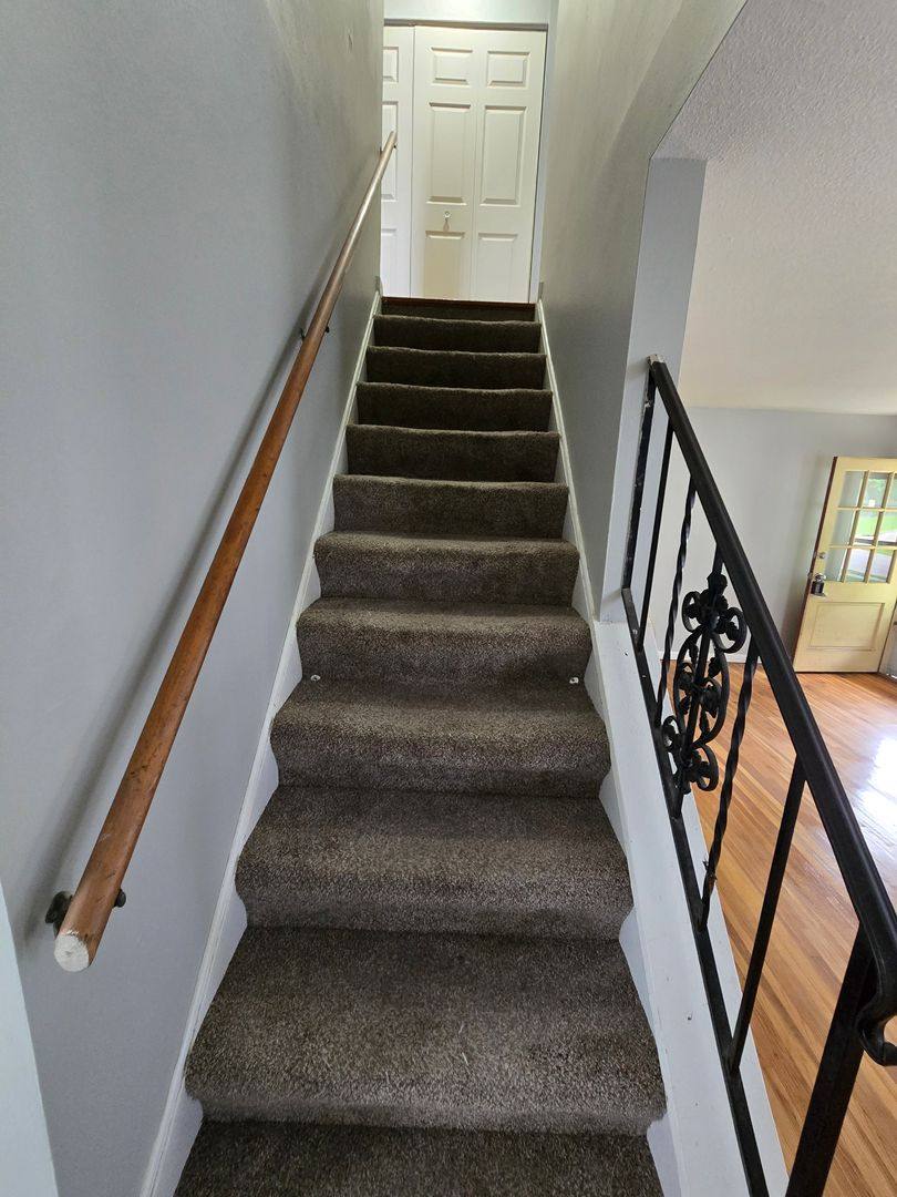 Apartment for rent at 913 Hillside Dr, Bettendorf, IA 52722