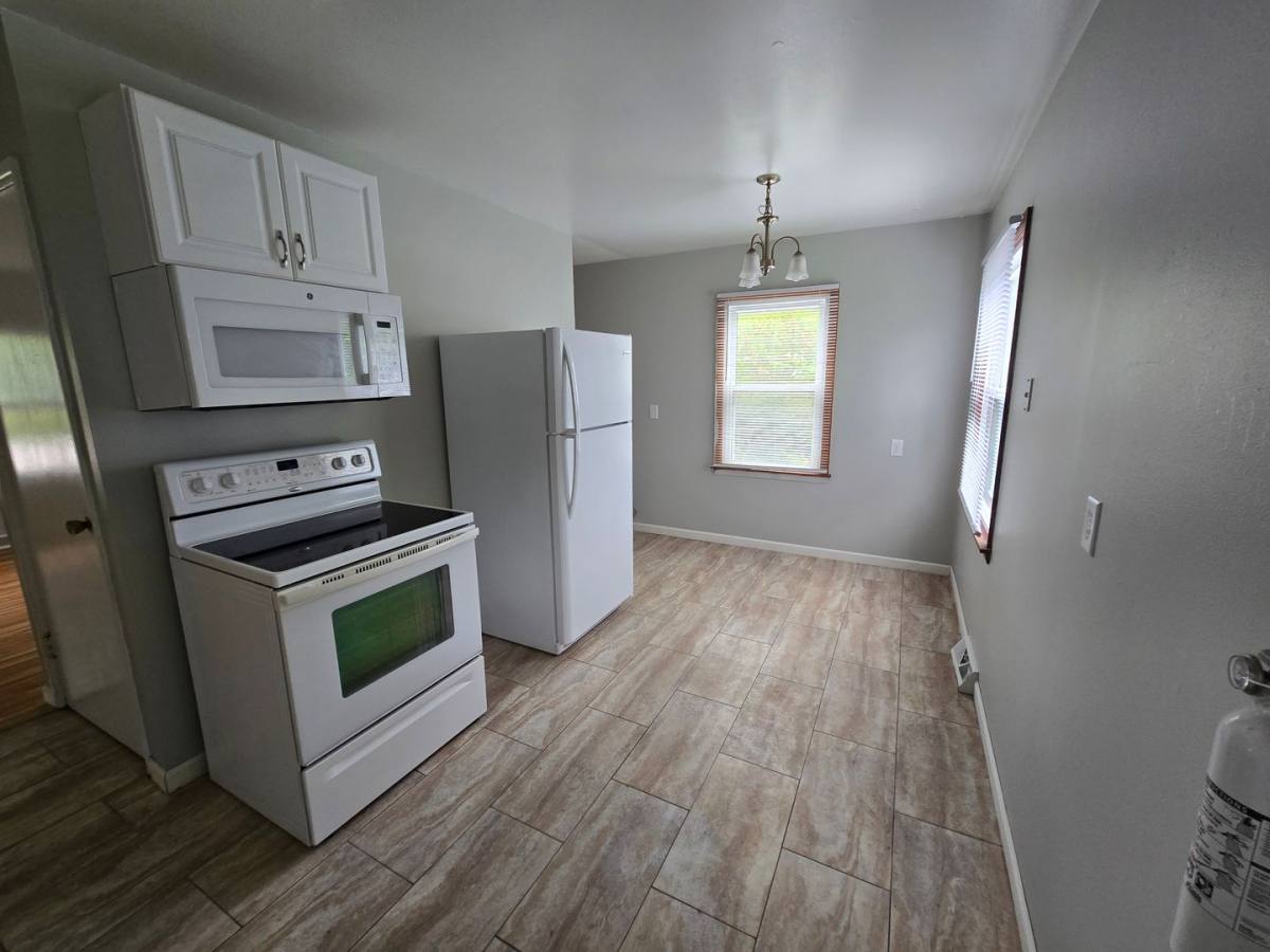 Apartment for rent at 913 Hillside Dr, Bettendorf, IA 52722