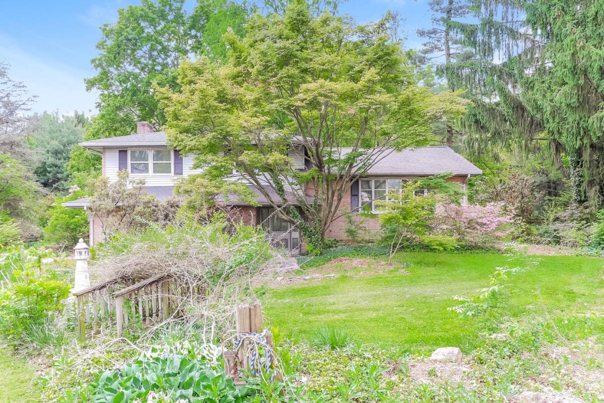 House for rent at 934 Village Rd, Lancaster, PA 17602