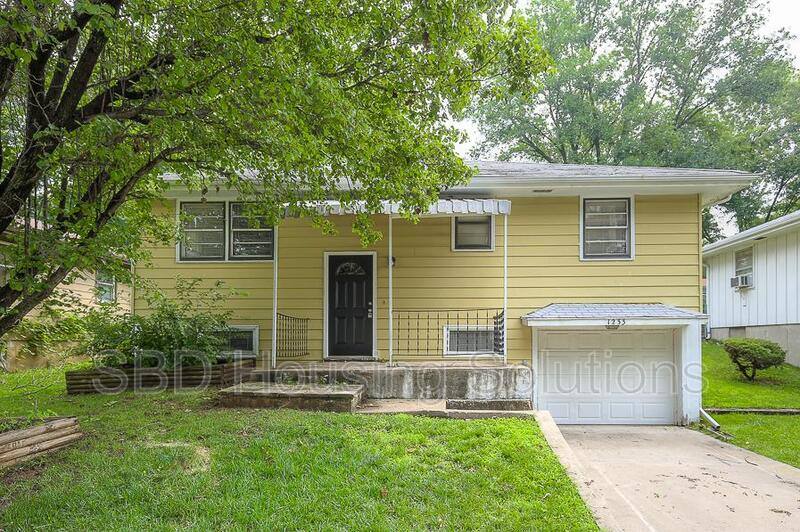 House for rent at 1233 Dickinson Rd, Independence, MO 64050