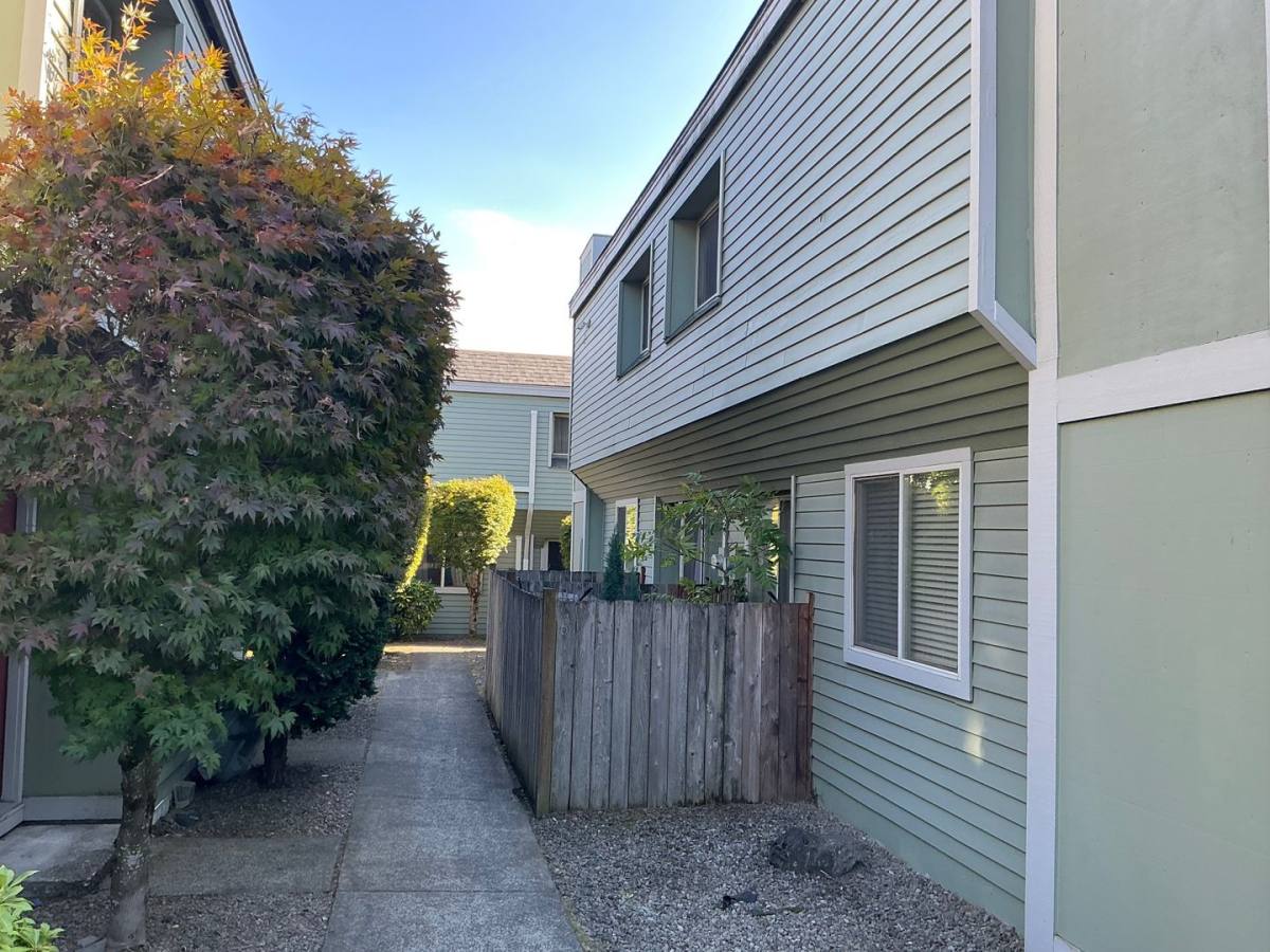 Townhouse for rent at 2535 SE 119th Ave, Portland, OR 97266
