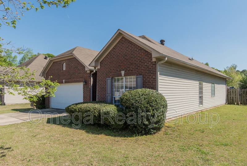 House for rent at 209 Forest Village Lane, Alabaster, AL 35007