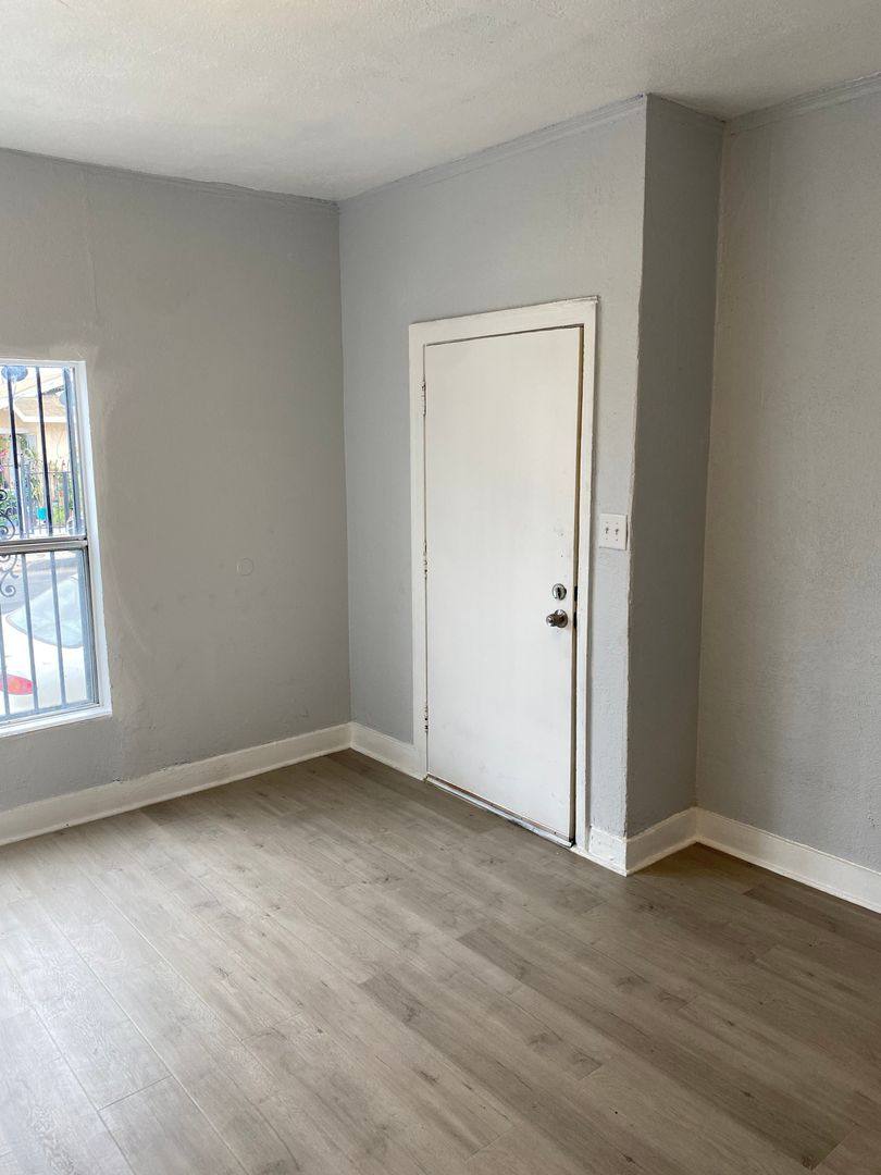 Apartment for rent at 807 W 43rd St, Los Angeles, CA 90037