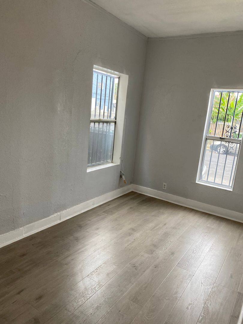 Apartment for rent at 807 W 43rd St, Los Angeles, CA 90037
