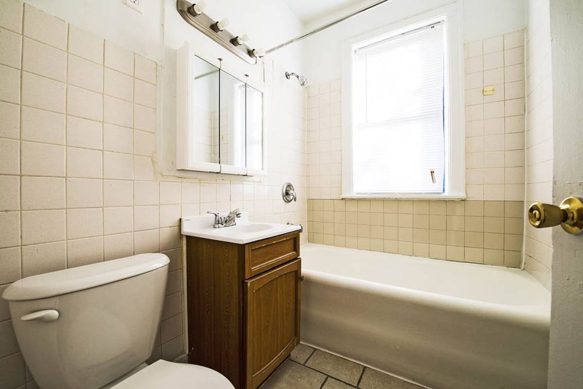 Apartment for rent at 1717 W 77th St, Chicago, IL 60620
