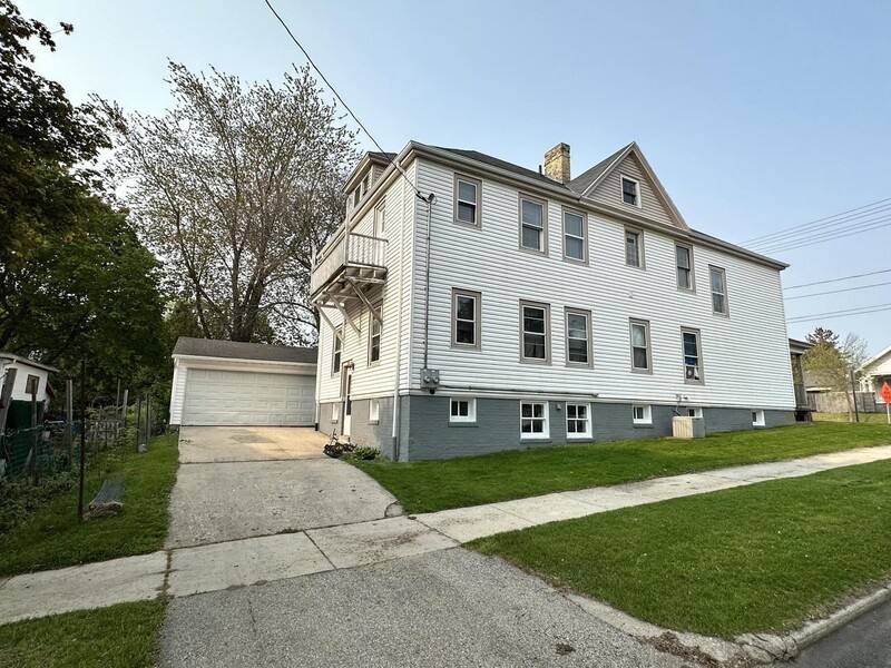 Apartment for rent at 1401 S 10th St, Manitowoc, WI 54220