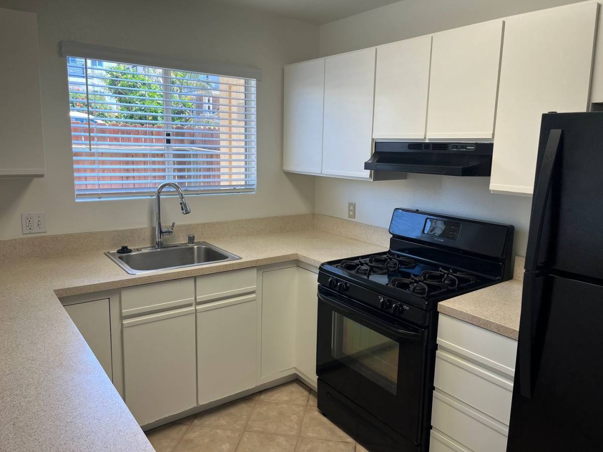 Townhouse for rent at 1053 Golden Rd, Encinitas, CA 92024