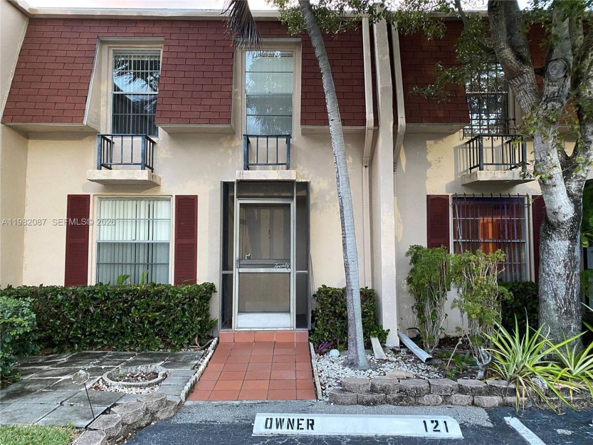 Townhouse for rent at 1951 Atlantic Shores Blvd, Hallandale, FL 33009