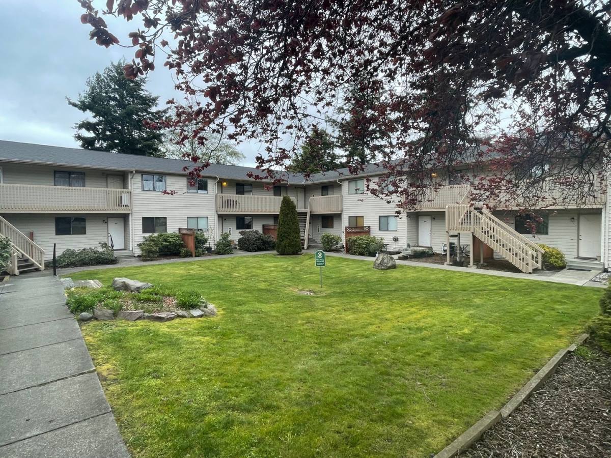Condo for rent at 325 NE Kettle St, Oak Harbor, WA 98277