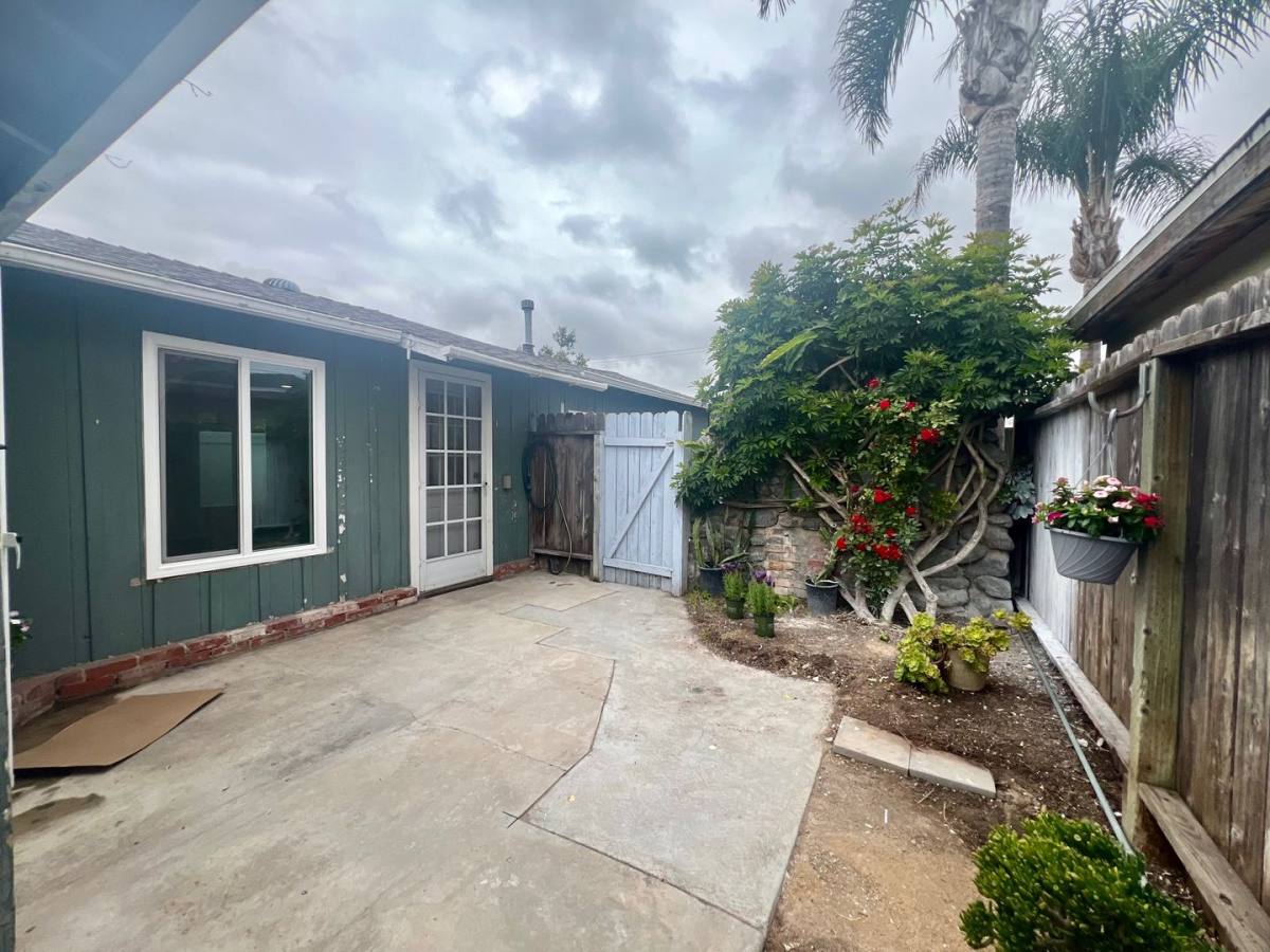 Apartment for rent at 379 Hamilton St, Costa Mesa, CA 92627