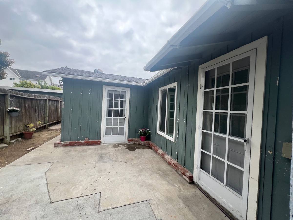 Apartment for rent at 379 Hamilton St, Costa Mesa, CA 92627