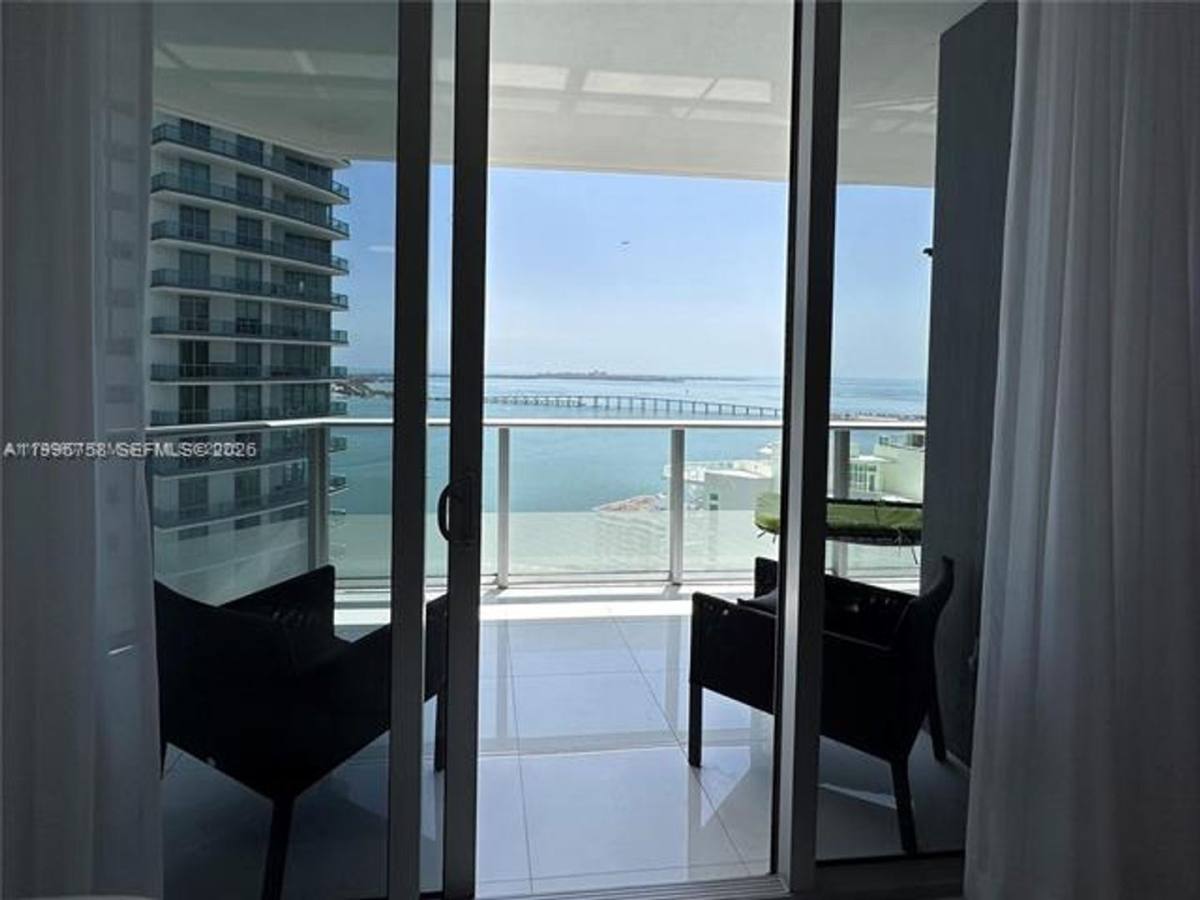 1300 Brickell Bay Dr, Miami, FL 33131 - Condo for Rent - Image 3