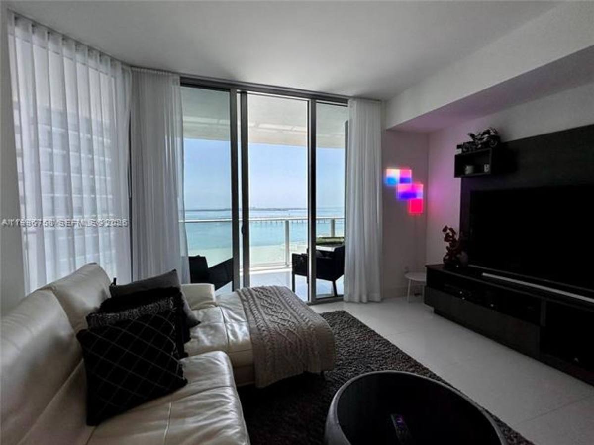 1300 Brickell Bay Dr, Miami, FL 33131 - Condo for Rent - Image 4