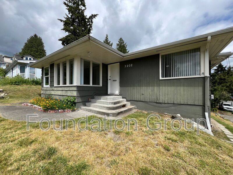 Apartment for rent at 3202 Farragut Ave #2 Upstairs, Bremerton, WA 98312