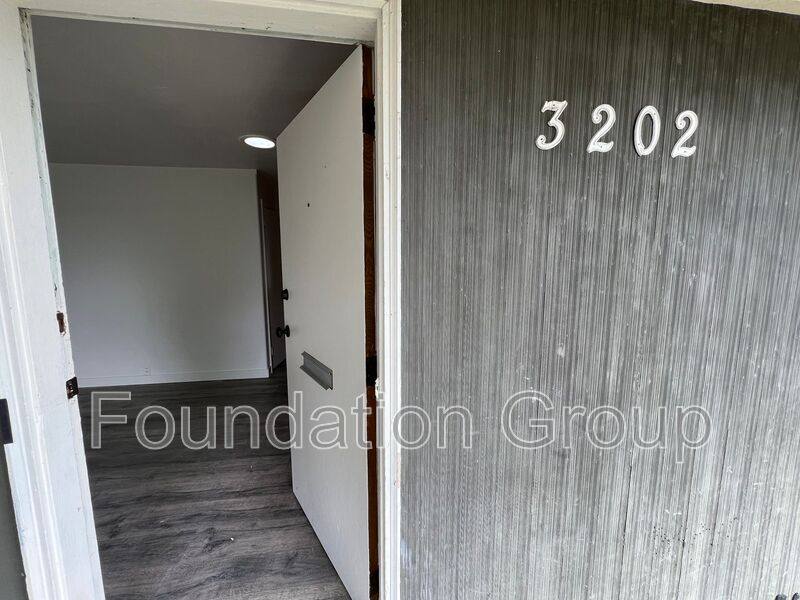 Apartment for rent at 3202 Farragut Ave #2 Upstairs, Bremerton, WA 98312