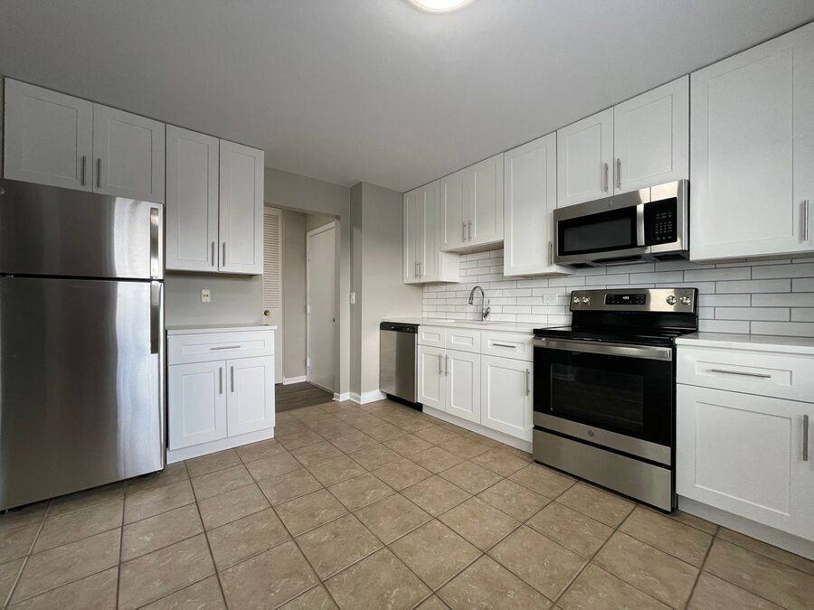 Apartment for rent at 5107 Washington St, Downers Grove, IL 60515