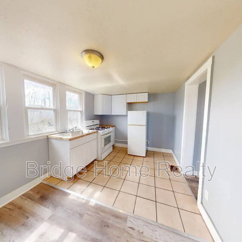 Apartment for rent at 139 N Water Ave #1, Sharon, PA 16146