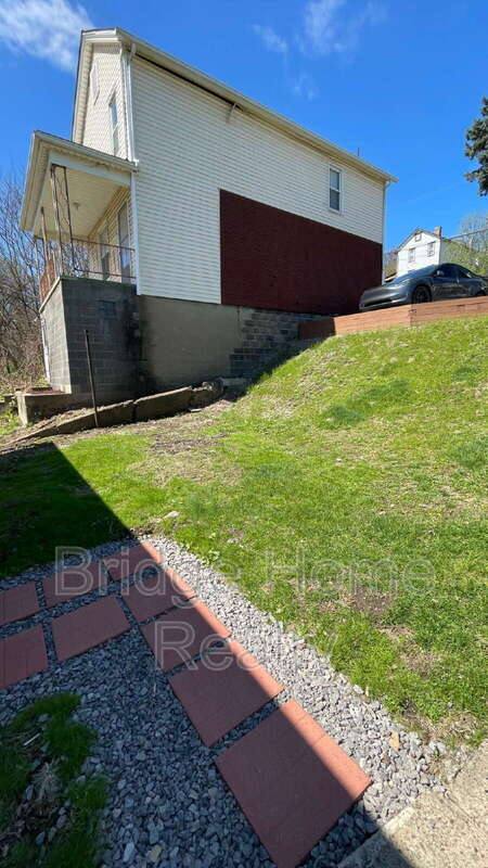 Apartment for rent at 424 W 7th Ave #2, Tarentum, PA 15084