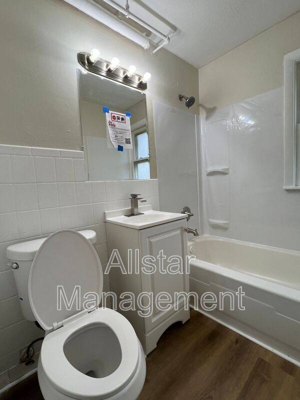 Apartment for rent at 936 S Central Dr, Lorain, OH 44052