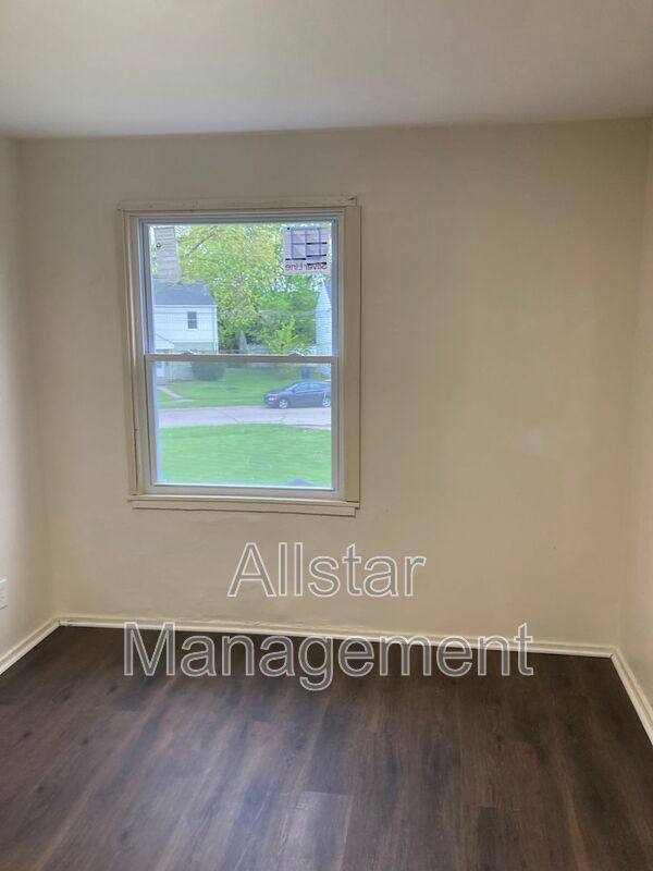 Apartment for rent at 944 S Central Dr, Lorain, OH 44052