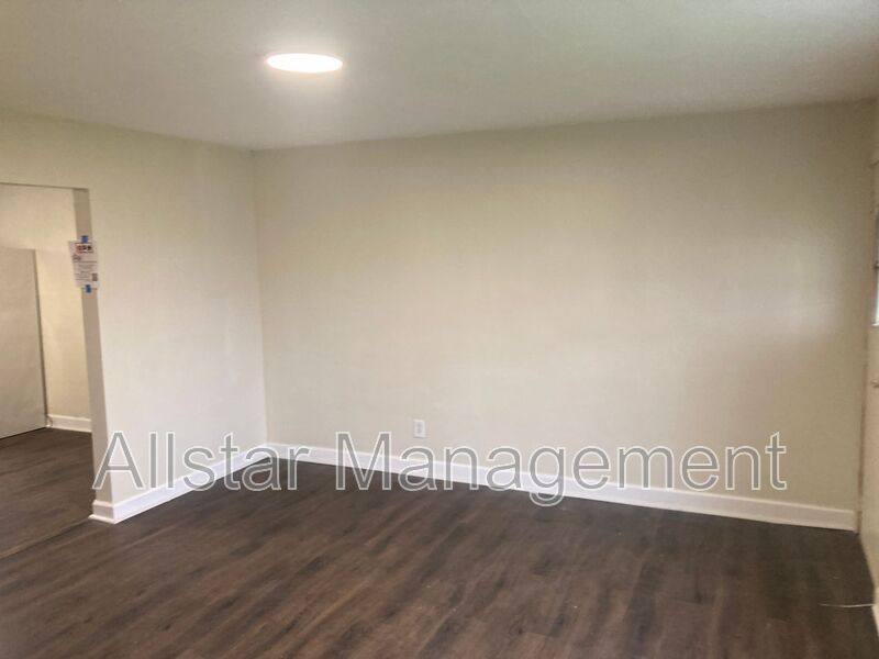 Apartment for rent at 944 S Central Dr, Lorain, OH 44052