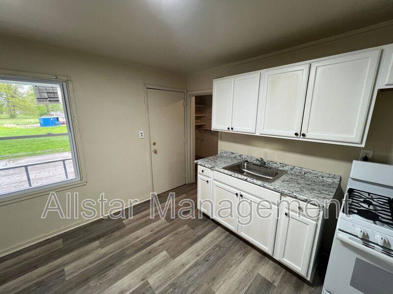 Apartment for rent at 942 S Central Dr, Lorain, OH 44052