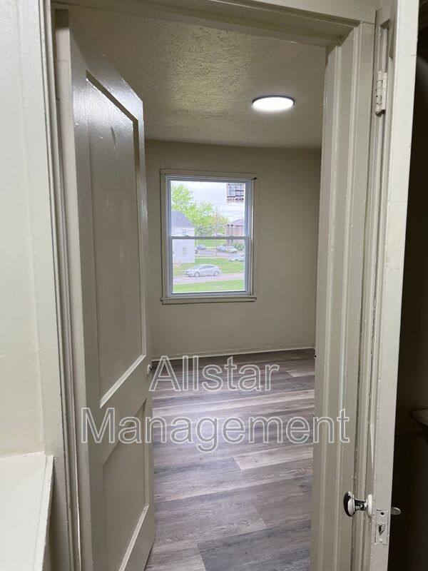 Apartment for rent at 942 S Central Dr, Lorain, OH 44052