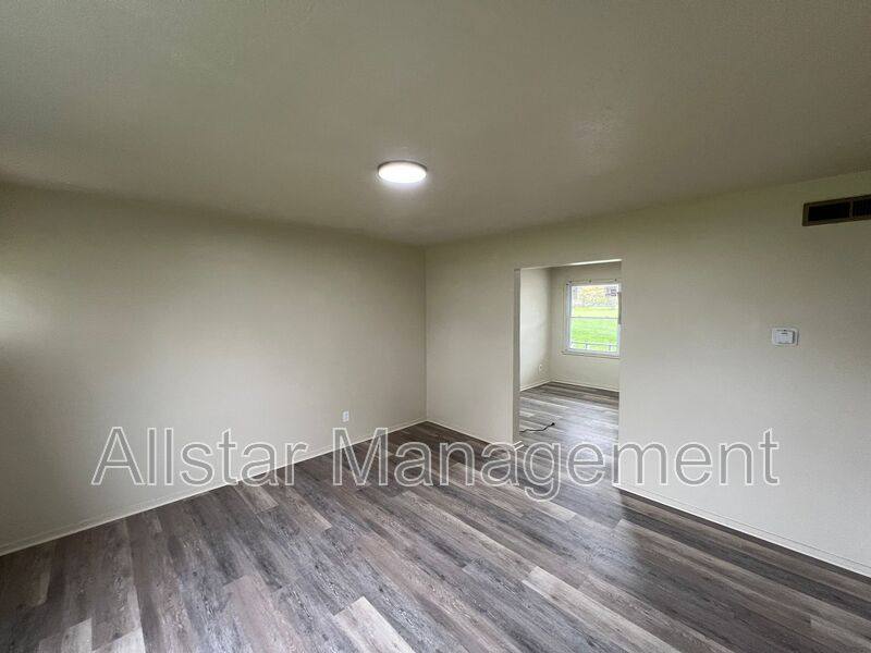 Apartment for rent at 942 S Central Dr, Lorain, OH 44052