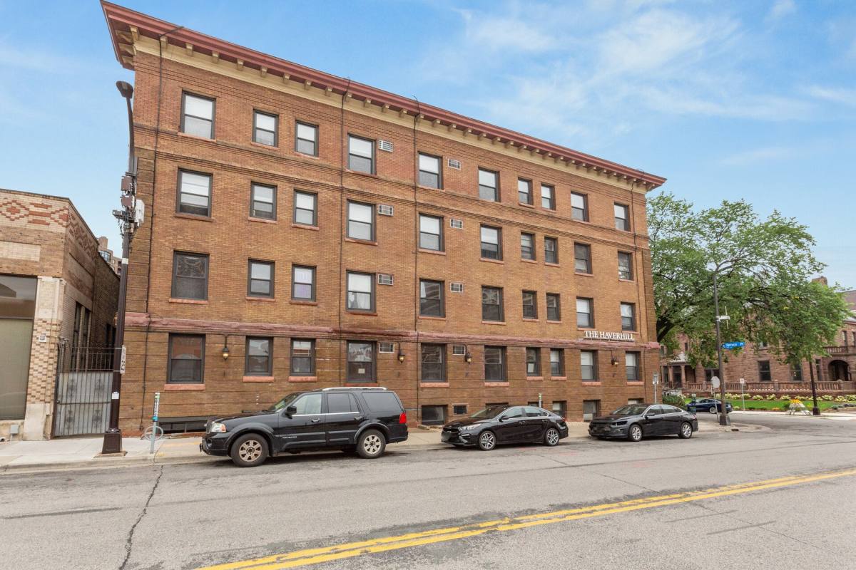 Apartment for rent at 32 Spruce Place, Minneapolis, MN 55403