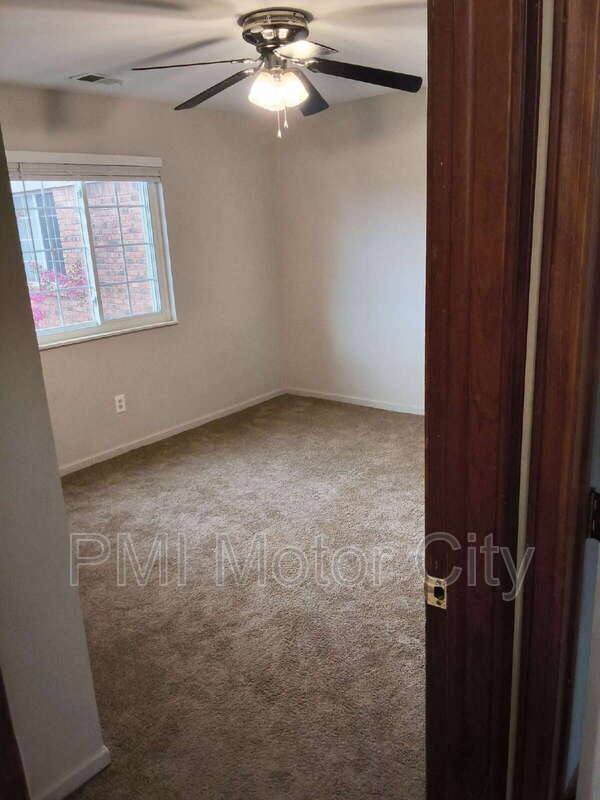 Condo for rent at 30512 Oakridge Manor Dr, Roseville, MI 48066