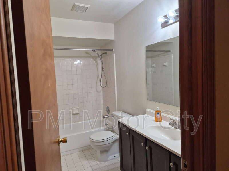 Condo for rent at 30512 Oakridge Manor Dr, Roseville, MI 48066