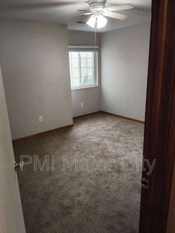 Condo for rent at 30512 Oakridge Manor Dr, Roseville, MI 48066