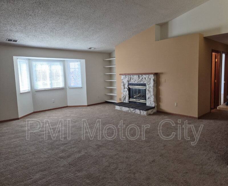 Condo for rent at 30512 Oakridge Manor Dr, Roseville, MI 48066
